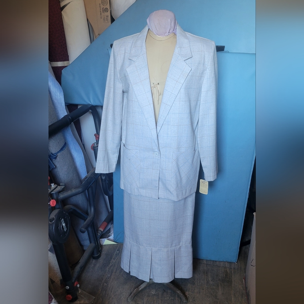 Vintage 1980s combinations brand dress suit. 7/8